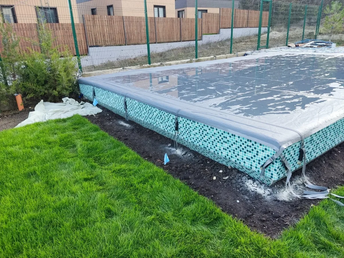 Батутное покрывало на бассейне в Волжском